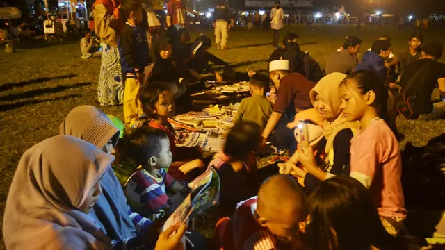 Anak-anak berebut tempat untuk mendengarkan dongeng Kak Mutia, bersama Boneka Apin. (Foto: Liputan6.com/Muhamad Ridlo)
