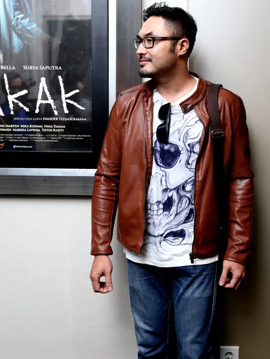 Dari awal film Kakak, Surya mengaku meminta ijin bahwa di film tersebut ada adegan ciuman, dan sang istri mengijinkan asalkan tak diluar lingkup pekerjaan Surya. (Andy Masela/Bintang.com)