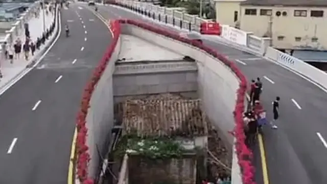 Tampak depan rumah Liang di tengah dua jalur jalan tol di Guangzhou, China. (Indiatimes)