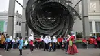 Rombongan siswa Sekolah Dasar (SD) memadati Museum Nasional, Jakarta, Selasa (26/6). Dalam rangka merayakan ulang tahun Jakarta ke-491, Pemprov DKI Jakarta menggratiskan tiket masuk museum-museum yang berada di Jakarta. (Merdeka.com/ Iqbal S. Nugroho)