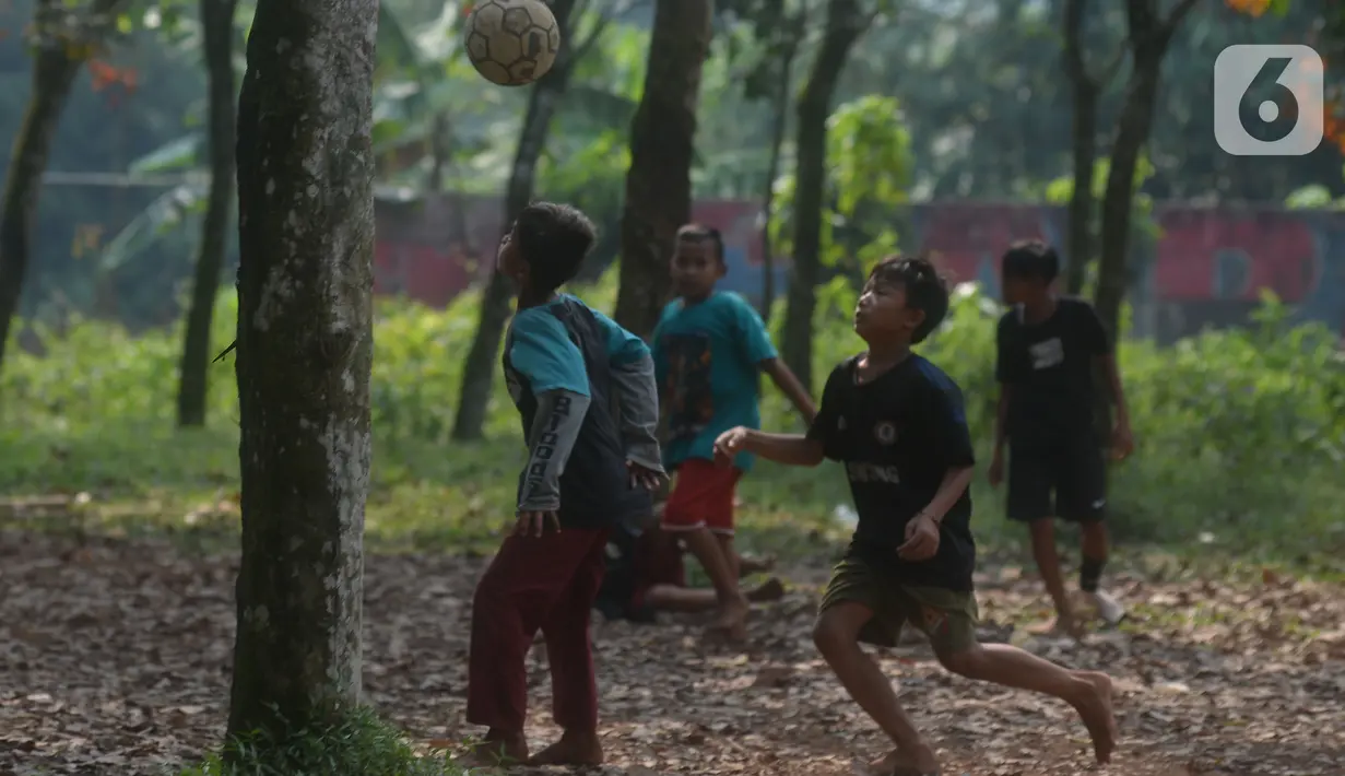 Sejumlah anak bermain sepak bola di lahan kebun Karet desa Cibodas, Bogor, Jawa Barat Sabtu (4/9/2021). Meskipun lapangan sepak bola seadanya berada di lahan Kebun karet, anak-anak bermain dengan semangat berlatih dan sering ikut turnamen antar kampung. (merdeka.com/Imam Buhori)