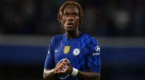 Trevoh Chalobah sering dipinjamkan Chelsea pada musim-musim sebelumnya. Namun, ia mendapatkan kesempatan bermain reguler di bawah asuhan Thomas Tuchel pada musim lalu. Chlobah tercatat mampu membuat 31 penampilan dengan mencetak 4 gol dan 1 assist di semua kompetisi. Menurut 90Min, pria 23 tahun tersebut mendapat bayaran sebesar 12.000 paun per pekan atau sekitar 216 ribu rupiah per pekan. Kontraknya di Stamford Bridge tercatat hingga tahun 2026. (AFP/Glyn Kirk)