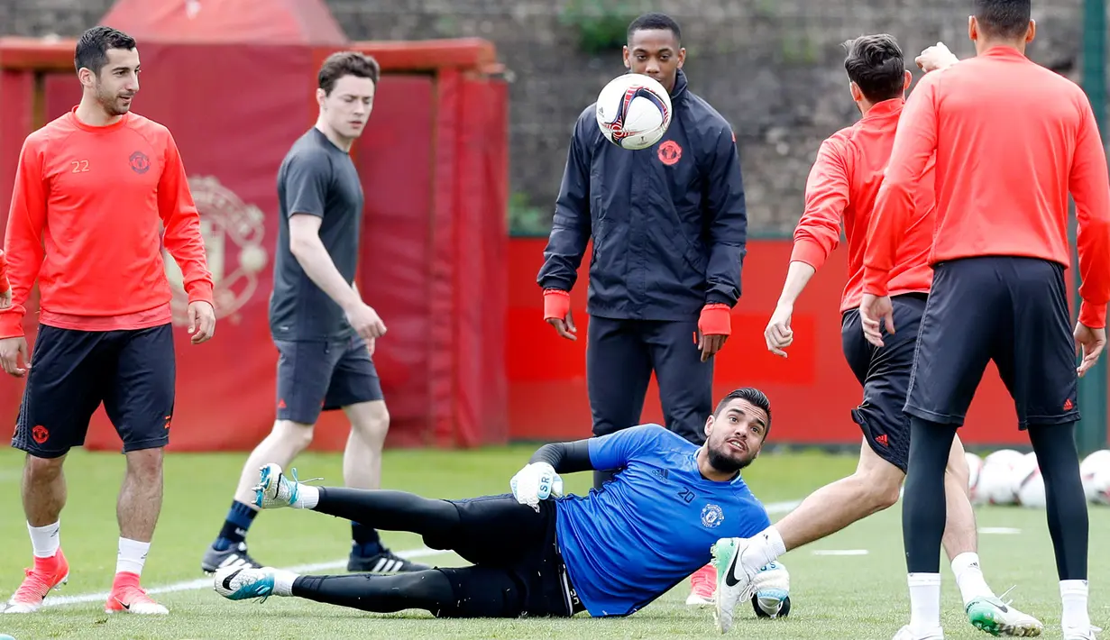 Kiper Manchester United, Sergio Romero (tengah) saat mengikuti sesi latihan di AON Training Complex di Carrington, Inggris, Selasa (23/5). MU akan menghadapi Ajax di final Liga Eropa 2016-2017. (Martin Rickett / PA via AP)