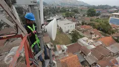 Teknisi XL melakukan perawatan atas perangkat BTS 4G di atas menara di kawasan Lembang, Bandung, (2/11/2015). Proses refarming atau penataan ulang frekuensi 1800Mhz telah selesai untuk wilayah Kota Bandung dan sekitarnya. (Liputan6.com/Yudha Gunawan)