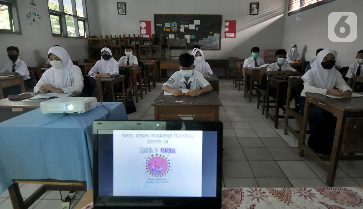 Para murid mengikuti uji coba pendidikan tatap muka (PTM) di SMPN 15, Kota Bogor, Jawa Barat, Senin (31/5/2021). Pemerintah Kota Bogor menggelar uji coba PTM di 37 sekolah hari ini dengan protokol kesehatan yang ketat. (merdeka.com/Arie Basuki)