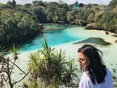 Wanita yang dikabarkan dekat dengan Dylan Carr ini memilih Danau Weekuri sebagai destinasi wisatanya. Danau yang dikelilingi oleh batu karang yang memisahkannya dengan laut ini memanjakan mata Angela. (Liputan6.com/IG/@angelagilsha)