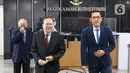 Rizal Ramli dan Refly Harun seusai menyerahkan berkas pengaduan Presidential Threshold di gedung Mahkamah Konstitusi (MK), Jakarta, Jumat (4/9/2020). Rizal Ramli mengajukan judicial review tentang threshold atau ambang batas pemilihan presiden ke MK. (Liputan6.com/Faizal Fanani)