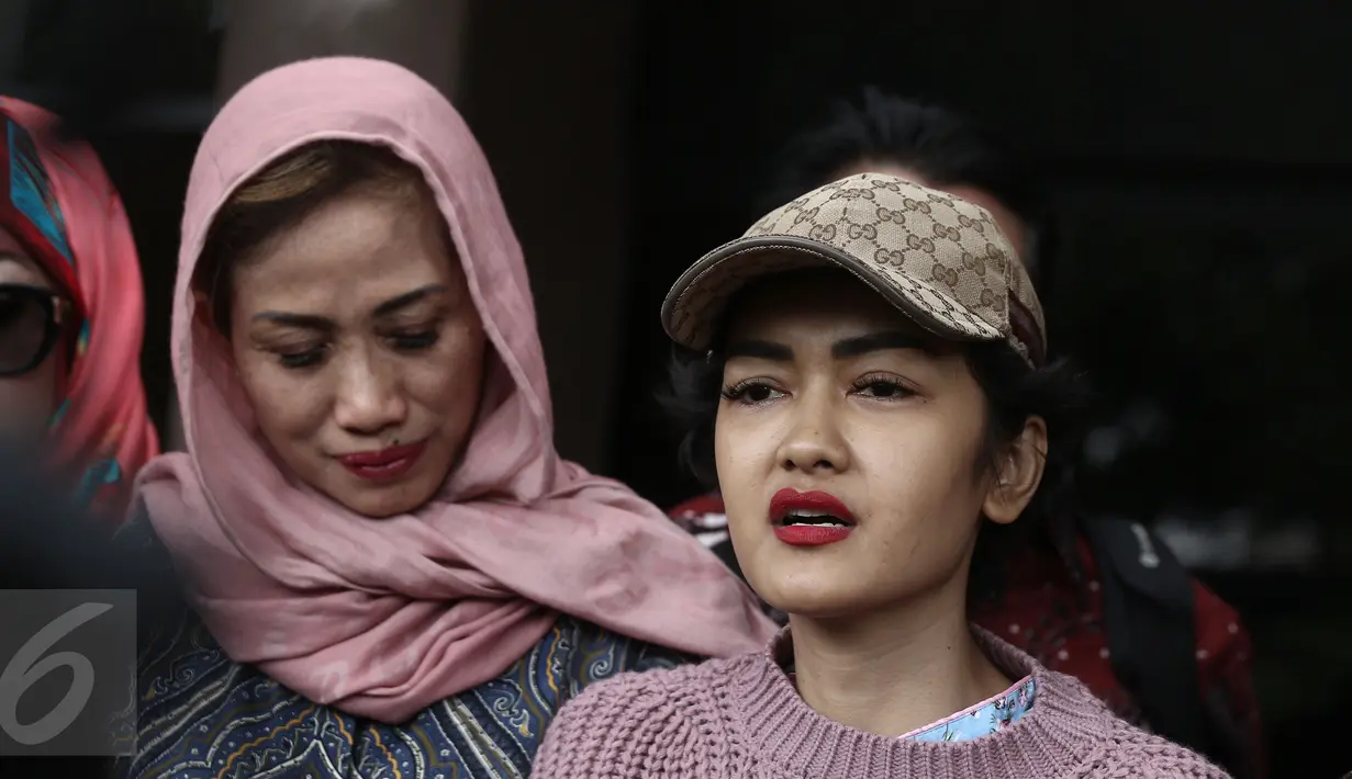 Julia Perez memberi keterangan kepada wartawan usai mendatangi Polres Metro Jakarta Selatan, Kamis (2/2). Julia Perez mendatangi Polres Jakarta Selatan untuk memberi dukungan ke asistennya Lucky untuk cari kebenaran. (Liputan6.com/Herman Zakharia)
