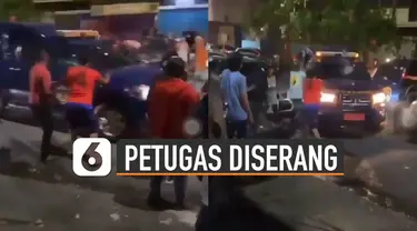 Beredar video mobil petugas Bea Cukai diserang oleh orang tak dikenal.