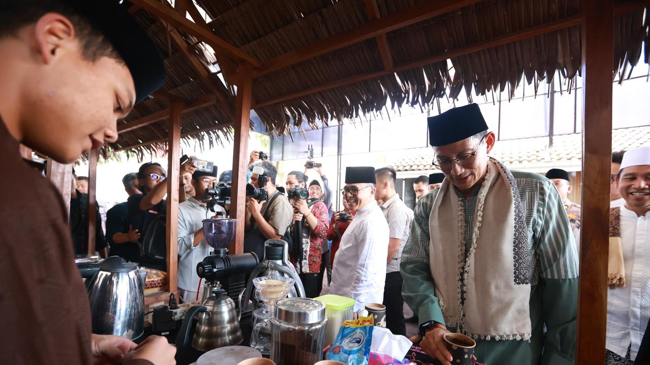 Menparekrap Sandiaga Uno cicipi kopi bikinan santri Ponpes Mabadiul Ihsan Banyuwangi (Istimewa)