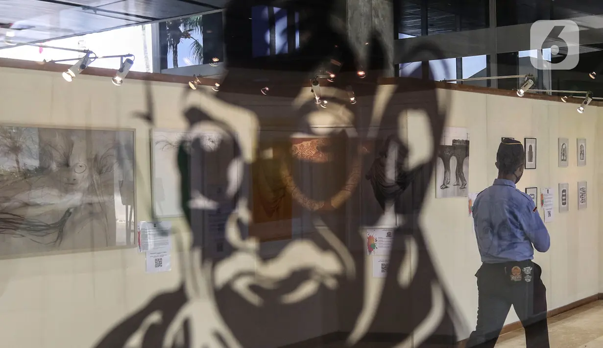 Pengamanan dalam DPR  melihat karya lukis dan karya foto pada pameran 150 Tahun Mahatma Gandhi di kompleks Parlemen, Senayan, Jakarta, Jumat (2/10/2020). Pameran ini kerjasama Kedubes India dan DPR mengambil tema "kebenaran, anti kekerasan dan Satyagraha". (Liputan6.com/Johan Tallo)