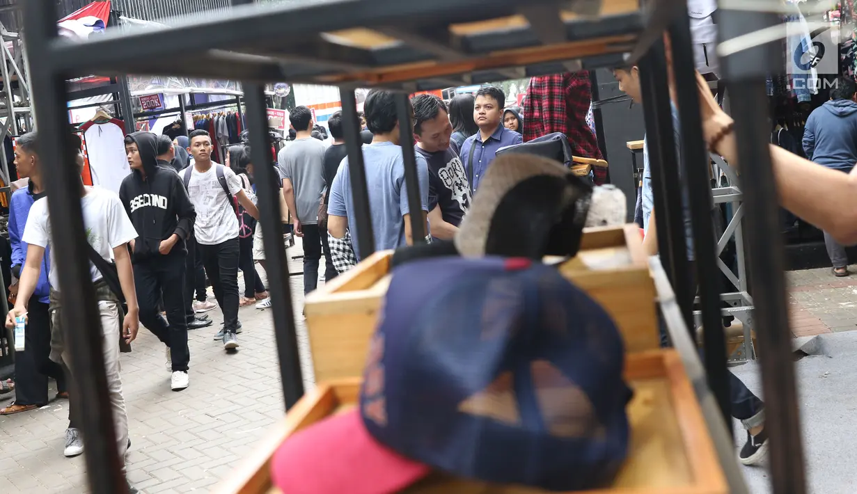 Sejumlah pengunjung memadati area Jakcloth Year End Sale di Parkir Timur Senayan, Jakarta, Sabtu (22/12). Memasuki tahun ke-9, JakCloth tetap menarik minat masyarakat untuk berkunjung dan berbelanja. (Liputan6.com/Helmi Fithriansyah)