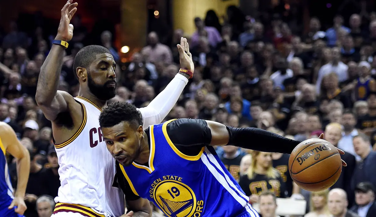 Pemain Warriors, Leandro Barbosa #19 mencoba melewati hadangan pemain Cavaliers, Kyrie Irving #2 pada game ke-6 Final NBA di Quicken Loans Arena, Jumat (17/6/2016) WIB. Cavs menang 115-101. (Mandatory Credit: Bob Donnan-USA TODAY Sports)