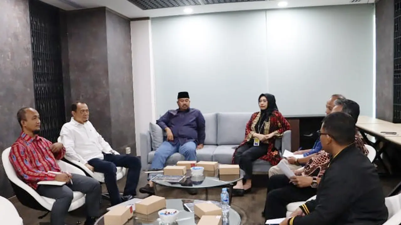 Pertemuan antara Bupati Kukar, Edi Damansyah dengan Deputi Bidang Lingkungan Hidup dan Sumber Daya Alam, Myrna Safitri di Jakarta.