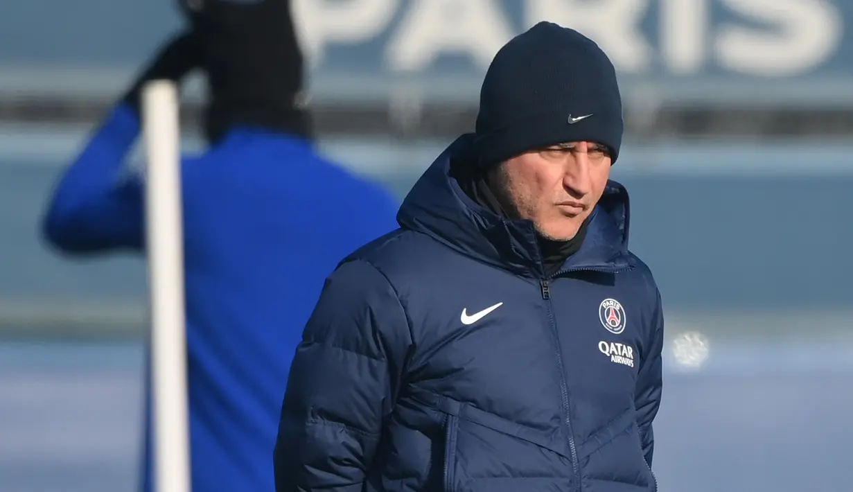 Pelatih PSG, Christophe Galtier memimpin sesi latihan di Saint-Germain-en-Laye, sebelah barat Paris pada 13 Februari 2023. PSG akan bertanding melawan wakil Jerman Bayern Muenchen pada pertandingan babak 16 besar Liga Champions. (AFP/Franck Fife)
