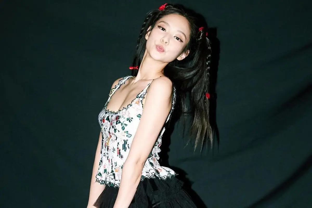10 Potret Jennie BLACKPINK dengan Balletcore Outfit yang Jadi Tren Selama Tur Dunia BORN PINK