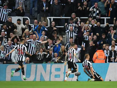 Bek Newcastle United, Dan Burn (kanan) berselebrasi dengan rekan setimnya setelah mencetak gol ke gawang Brighton & Hove Albion pada pertandingan lanjutan Liga Inggris di St James 'Park di Newcastle-upon-Tyne, timur laut Inggris pada 18 Mei 2023. (AFP/Oli Scarff)