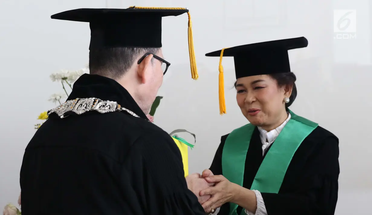 Prof. DR. dr. Ratna Sitompul Sp.M(K) menerima ucapan selamat dari koleganya usai dikukuhkan sebagai Guru Besar Tetap Fakultas Kedokteran Universitas Indonesia di Aula IMERI Fakultas Kedokteran UI, Jakarta, Sabtu (12/1). (Liputan6.com/Helmi Fithriansyah)