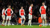 Para pemain Arsenal tertunduk lesu usai kalah dari tamunya Swansea City pada  lanjutan Liga Inggris pekan ke-28 di Stadion Emirates, London, Kamis (3/3/2016) dini hari WIB. (AFP/Glyn Kirk)