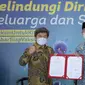 Gubernur Jabar Ridwan Kamil saat menandatangani nota kesepahaman dengan Ketua KPPU RI terkait Sinergitas dalam Bidang Persaingan Usaha dan Pengawasan Kemitraan di Gedung Pakuan, Kota Bandung, Jumat (16/4/2021). (Foto: Biro Adpim Jabar)