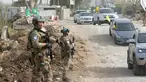 Kontingen Prancis dari Pasukan Sementara Perserikatan Bangsa-Bangsa (PBB) di Lebanon (UNIFIL) berpatroli, sementara warga yang mengungsi sambil mengibarkan bendera Hizbullah kembali ke rumah mereka melalui jalan darurat yang dibangun di lokasi jembatan Qasmieh yang hancur akibat serangan Israel, di wilayah Al-Qasmiyeh, Lebanon Selatan, pada Sabtu 18 April 2026. Israel dan Lebanon resmi menyepakati gencatan senjata selama 10 hari. (MAHMOUD ZAYYAT/AFP)