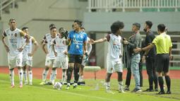 Laga ini sempat memanas di akhir babak pertama. Penyebabnya adalah keputusan kontroversial wasit yang kembali memberikan hadiah penalti kepada Persis. Hal itu sempat membuat pemain Sriwijaya marah dan enggan melanjutkan pertandingan. (Bola.com/M Iqbal Ichsan)