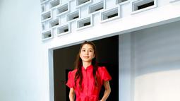 Mikha Tambayong berpose mengenakan dress warna merah dengan sepatu coklat. Kekasih Deva Mahenra ini merasa tubuhnya sudah kelebihan gula sehingga memilih meninggalkan nasi. (Instagram/miktambayong)