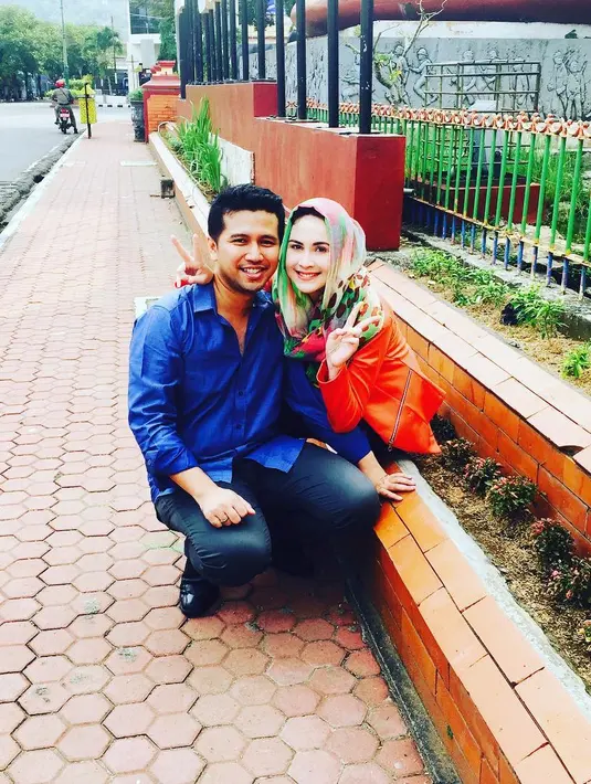 Arumi Bachsin terlihat setia menemani Emil saat berada di Trenggalek. Mereka terlihat berpose di sebuah taman kecil yang penuh dengan tanaman. (Foto: instagram.com/arumi_arumi_94)