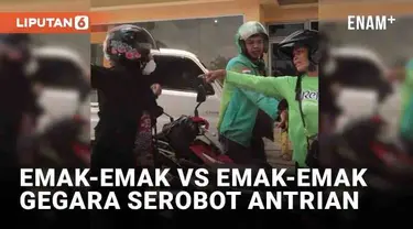 Adu mulut antara dua emak-emak viral di media sosial. Insiden terjadi di sebuah SPBU saat mengantri BBM. Emak-emak berbaju hitam tak terima antriannya diserobot emak-emak berbaju hijau.