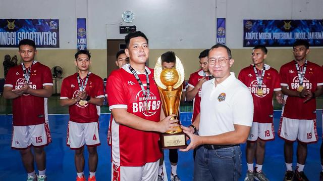 Tim Basket Bhayangkara Brimob berhasil menorehkan prestasi membanggakan dengan meraih gelar Juara 1 (Champion) pada ajang KASAU Cup 2026 Basketball Tournament kategori antar kementerian/lembaga yang digelar di GOR Merpati Halim Perdanakusuma, Jakarta Timur. (Foto: Humas Polri)