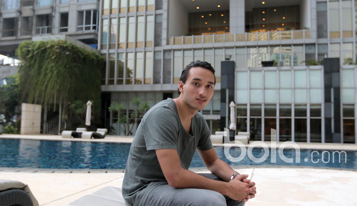 Ayahnya bernama Glenn Walian berasal dari Manado, Indonesia sedangkan ibunya Linda Bos merupakan warga asli Belanda. (Bola.com/Nicklas Hanoatubun)