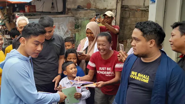 Gibran Rakabuming Raka Blusukan ke Pasar Rumput