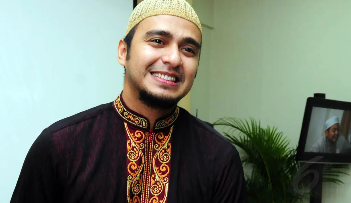 Meski sudah berbusana muslim, Ali belum siap untuk menjadi seorang pendakwah. Jakarta (17/6/14) (Liputan6.com/Panji Diksana)