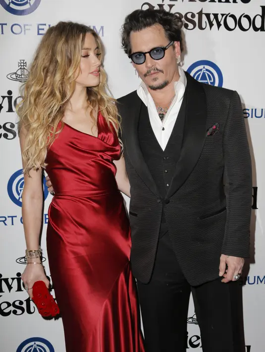 Dilansir dari Aceshowbiz (18/08/16), Amber dan Johnny sudah resmi bercerai dan melalui masa-masa pahit dalam prahara rumah tangganya. Johnny kerap dituding melakukan KDRT pada Amber sehingga dirinya melaporkan ke pihak yang berwajib. (AFP/Bintang.com)