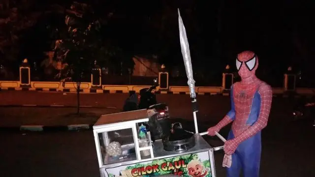 6 Potret Orang Dandan Superhero Jualan Makanan Ini Bikin Ngakak