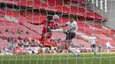 Liverpool berhasil menyamakan kedudukan di awal babak kedua. The Reds mendapatkan gol itu pada menit ke-57 dari aksi Mohamed Salah yang menyambar bola muntah tepisan Martinez. (Foto: AFP/Pool/Clive Brunskill)