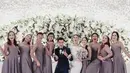Di momen akad nikah Paula Verhoeven dengan Baim Wong, para bridesmaid terlihat cantik dalam balutan  dress berwarna nude dengan kain tulle akar. (Instagram/paula_verhoeven).