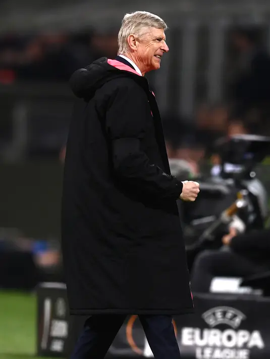 Raut wajah pelatih Arsenal, Arsene Wenger saat pertandingan antara AC Milan melawan Arsenal pada leg pertama 16 besar Liga Europa, di San Siro, Milan, Italia, Kamis (8/3). AC Milan takluk 0-2 dari Arsenal. (MARCO BERTORELLO/AFP)