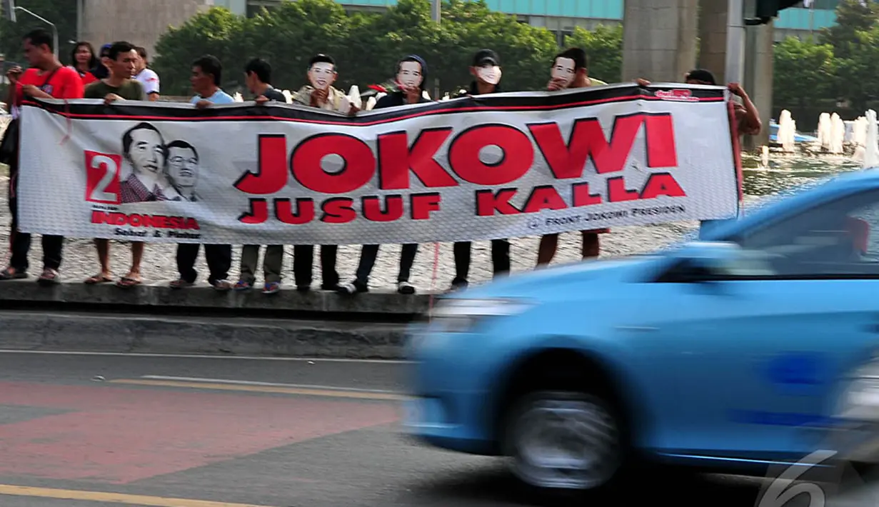 Relawan Jokowi-Jusuf Kalla melakukan aksi simpatik di Bundaran HI Jakarta, (17/10/14). (Liputan6.com/Johan Tallo)