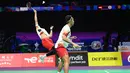 Pertandingan dilanjutkan oleh pasangan Fajar Alfian/Muhammad Rian Ardianto melawan Liang Wei Keng/Wang Chang. Laga berlangsung ketat hingga tiga set. Sayangnya, Fajar/Rian kalah dengan skor 18-21, 21-17, 17-21. (AFP/Wang Zhao)