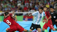 Penyerang Argentina, Angel Correa (kanan) berusaha melepaskan diri dari kawalan pemain Portugal, Sergio Oliveira, pada laga di Olimpiade Rio 2016 (4/8/2016). Correa masuk ke skuat Argentina untuk Kualifikasi Piala Dunia 2018.  (EPA/Srdjan Suki)