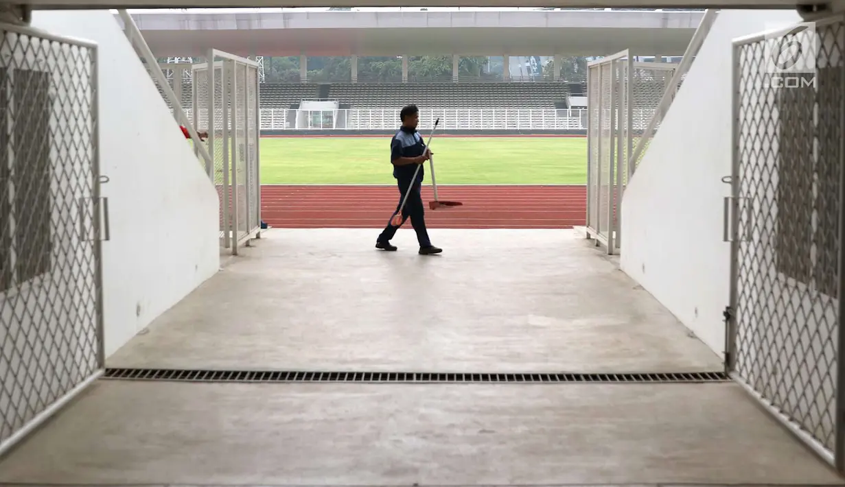 Petugas kebersihan menyapu venue untuk gelaran Asian Games 2018 di kawasan GBK, Jakarta, Selasa (7/8). Kendati sejumlah venue sudah siap, masih banyak alat berat yang belum dikeluarkan dari area tersebut. (Liputan6.com/Immanuel Antonius)