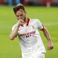 Gelandang Sevilla, Ivan Rakitic, melakukan selebrasi usai mencetak gol ke gawang Krasnodar pada laga Liga Champions di Stadion Ramon Sanchez Pijuan, Kamis (5/11/2020). Sevilla menang dengan skor 3-2. (AP Photo/Miguel Morenatti)