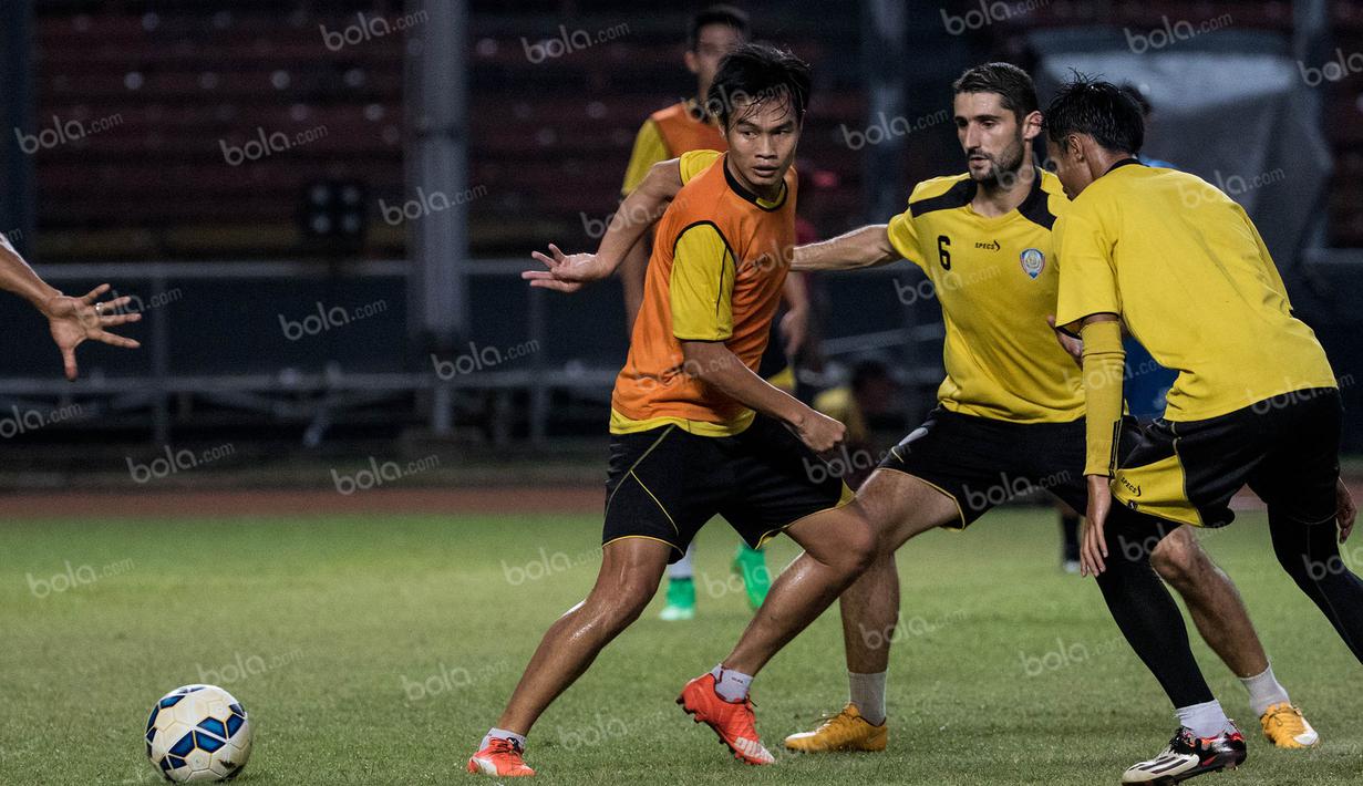 Gelandang Arema Cronus, Juan Revi, beraksi dalam latihan jelang final Torabika Bhayangkara Cup 2016 melawan Persib Bandung di Stadion Utama Gelora Bung Karno, Jakarta, Sabtu (2/4/2016). (Bola.com/Vitalis Yogi Trisna)