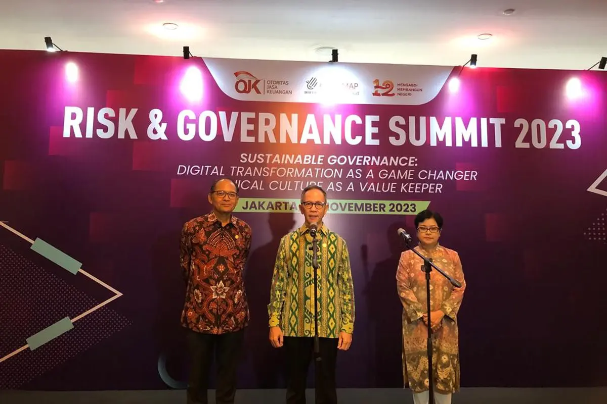 Ketua Dewan Komisioner Otoritas Jasa Keuangan (OJK), Mahendra Siregar dalam acara Risk and Governance Summit 2023, di Jakarta, Kamis (30/11/2023). (Tira/Liputan6.com)