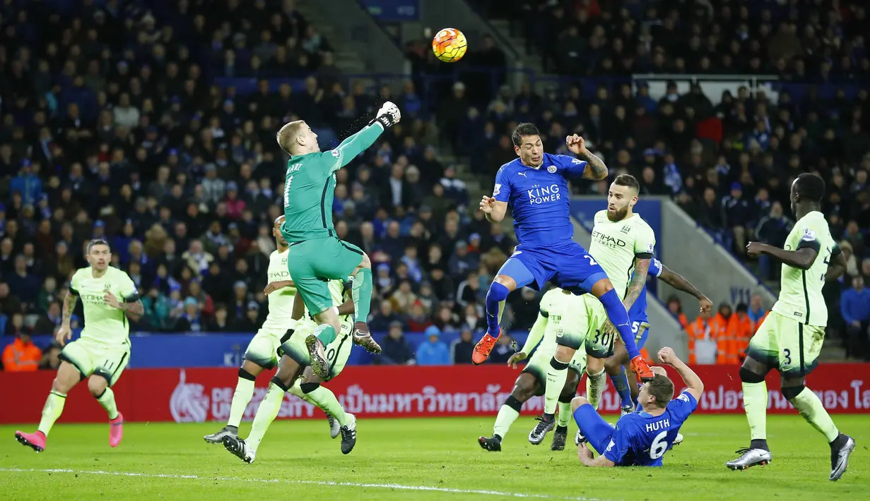  Kiper Manchester City,Joe Hart menghalau bola dari sundulan pemain Leicester City, Leonardo Ulloa pada lanjutan liga Premier Ingggris di Stadion King Power, Inggris, Rabu (30/12/2015) dini hari WIB. (Reuters/Darren Staples)