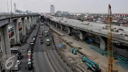 Penampakan pembangunan Proyek Jalan layang Non Tol Akses Pelabuhan Tanjung Priok-Simpang Jampea, Jakarta Utara, Selasa (28/7/2015). Kementerian PU menargetkan pembangunan jalan layang Non Tol selesai akhir tahun 2015. (Liputan6.com/JohanTallo)