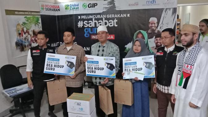 Aksi Cepat Tanggap (ACT) Jawa Barat memberikan bantuan tunai kepada guru honorer prasejahtera. (Liputan6.com/Huyogo Simbolon)