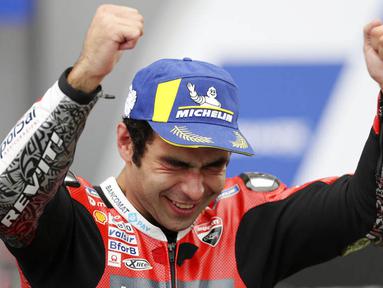 Pembalap Ducati, Danilo Petrucci, melakukan selebrasi usai menjuarai balapan MotoGP Prancis di Le Mans, Minggu (11/10/2020). Petrucci finis pertama dengan catatan waktu 45 menit 54,736 detik. (AP Photo/David Vincent)