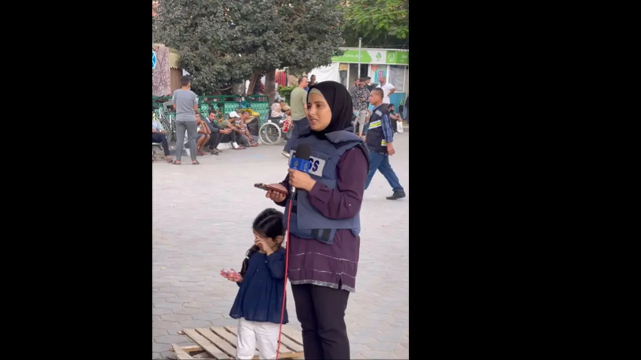 Bikin Terenyuh, Jurnalis Palestina Meliput di Jalur Gaza sambil Jaga Putrinya